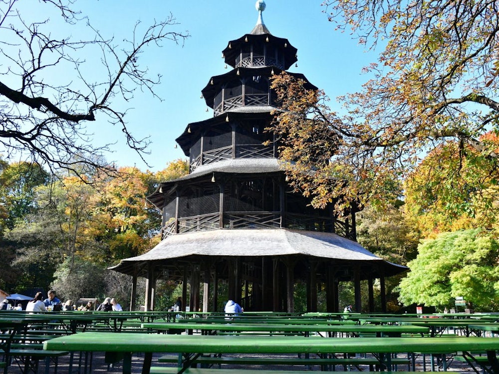 Im Englischen Garten: Frau Fährt Neues E Auto In Den Entenbach