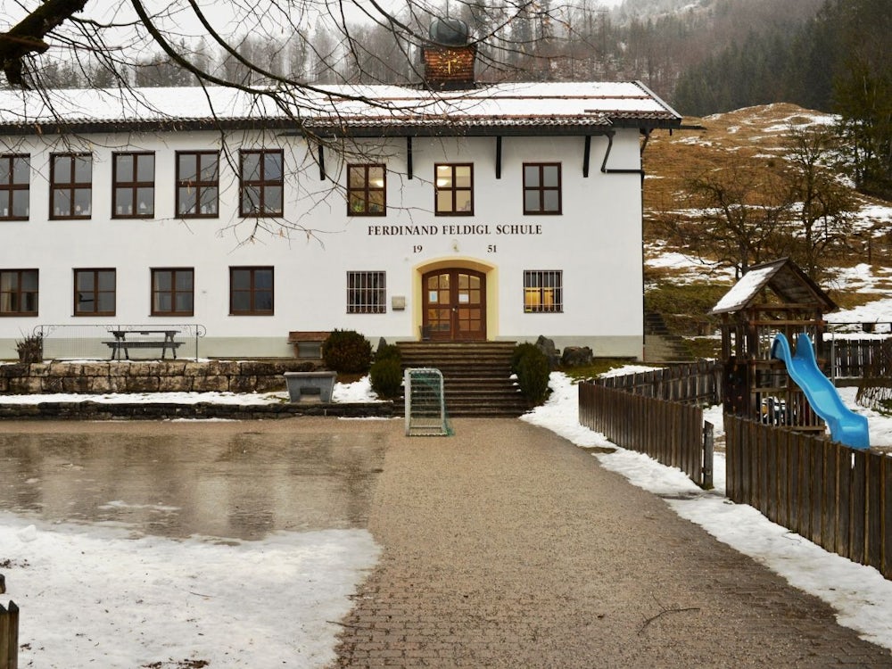 Eine Dorfschule Wie Aus Einem Anderen Jahrhundert: Lesen, Lernen, Leberkas Genießen