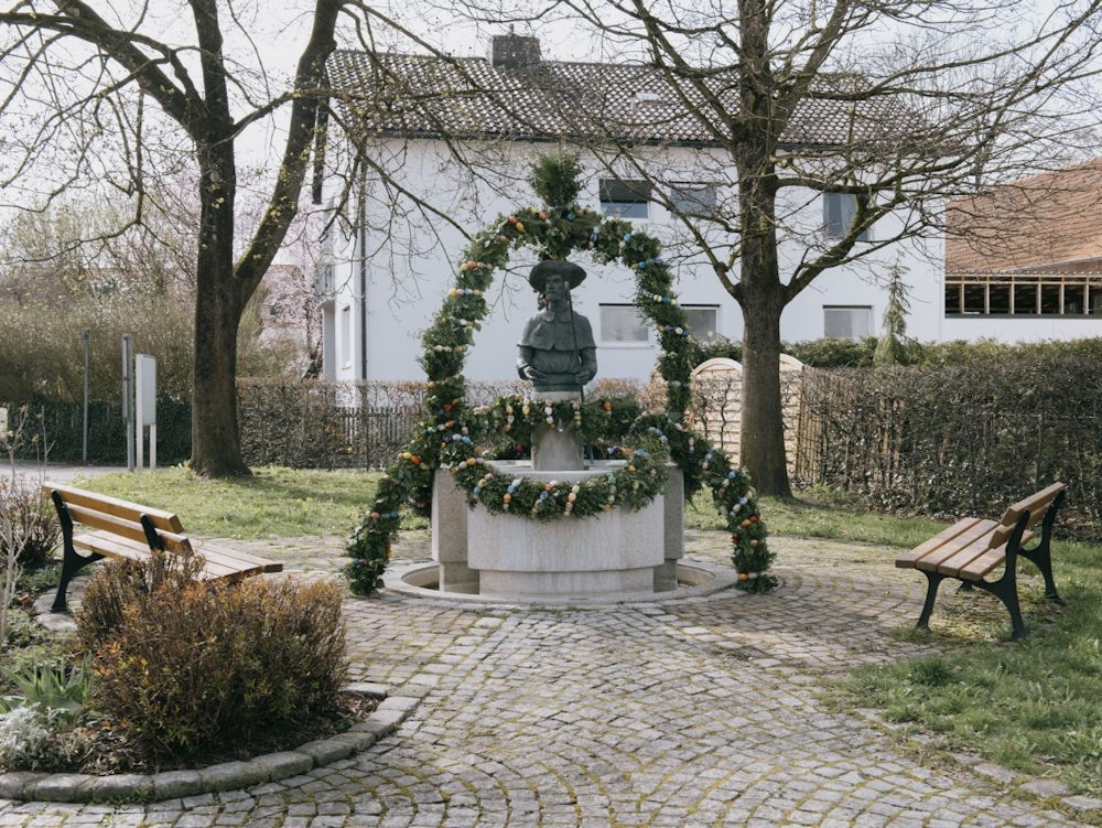 Germering: Osterschmuck Für Jakobsbrunnen