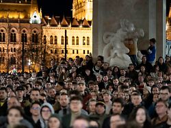 "kopf Des Mafia Staats": Tausende Protestieren In Budapest Gegen Orban