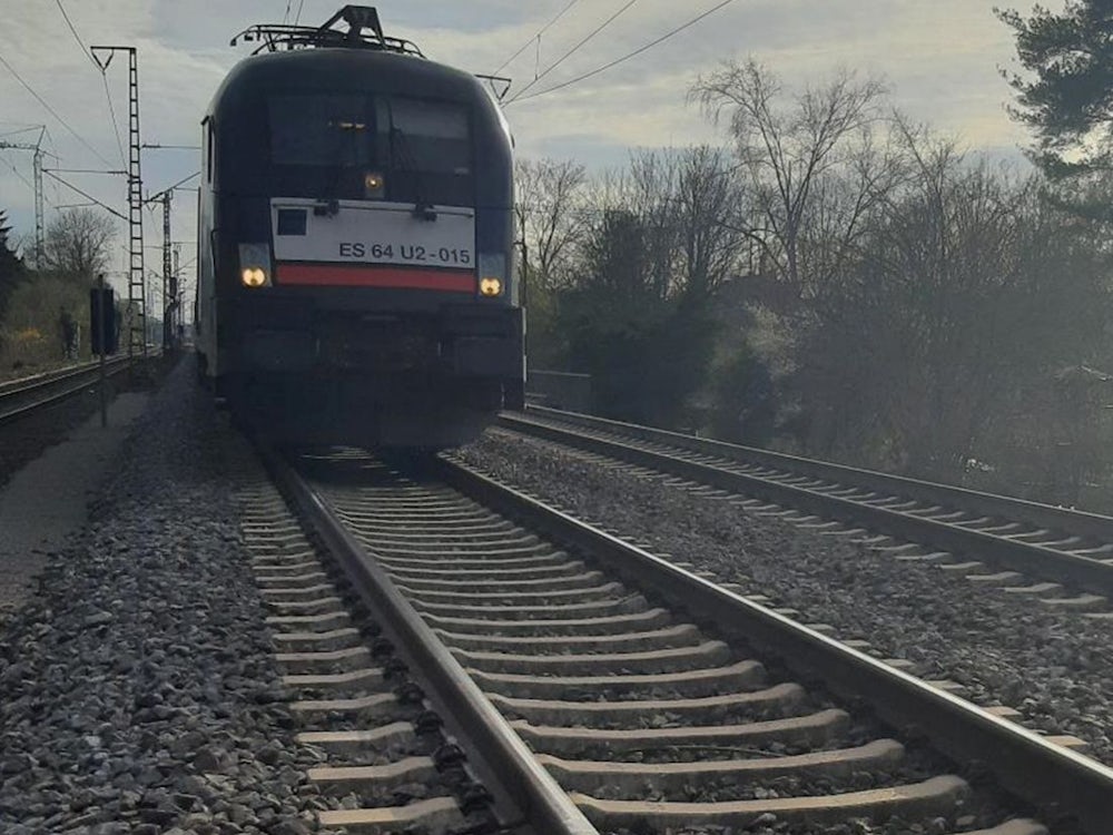 Münchner Norden: Steinplatte Auf Dem Gleis Gefährdet Züge