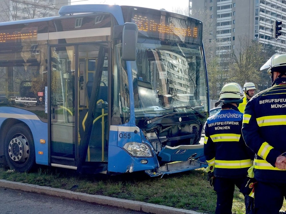 Englschalkinger Straße: Tram Und Bus Kollidieren Sechs Verletzte