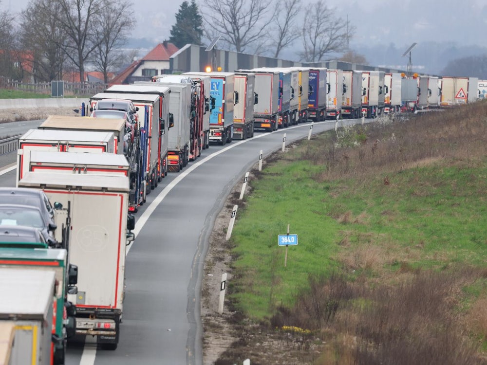 Höchstadt An Der Aisch: Starkstromleitung An Autobahn Durchtrennt A 3 Bleibt Gesperrt