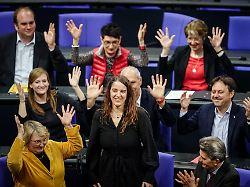 "heute Schreiben Wir Geschichte": Bundestag Begrüßt Gehörlose Abgeordnete Auf Besondere Weise