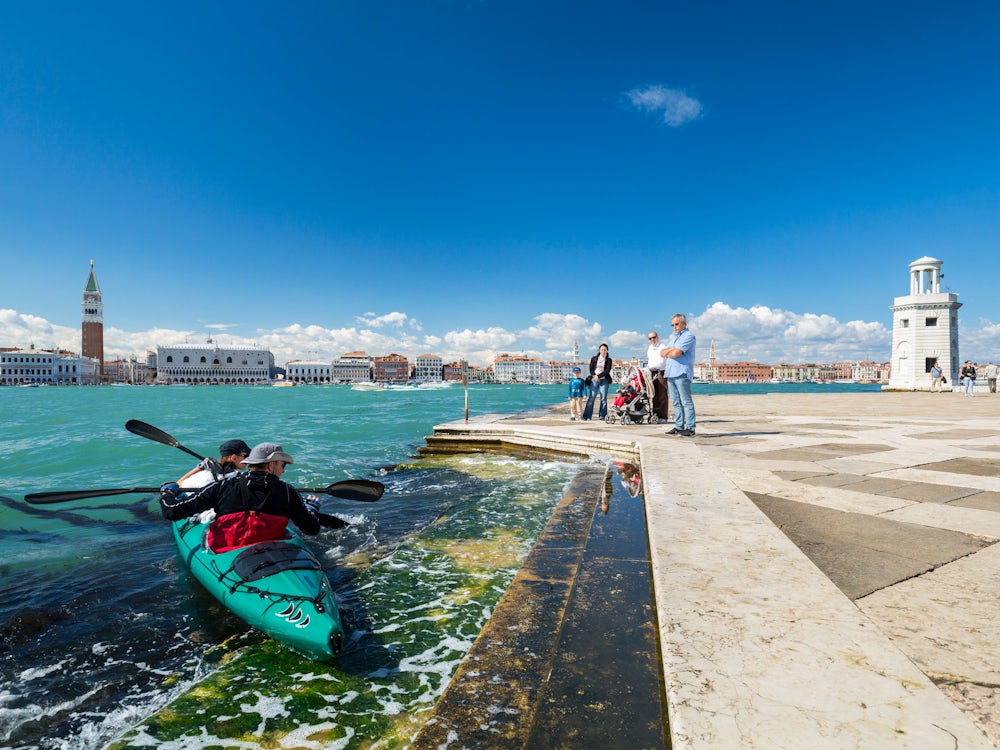 Die Schönsten Reiseziele Der Welt: Einmal Im Leben: Mit Dem Kajak Durch Venedig