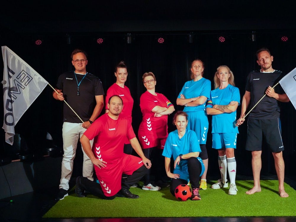 Aufwärmen Für Die Fußball Em: Großes Impro Theater Auf Kunstrasen