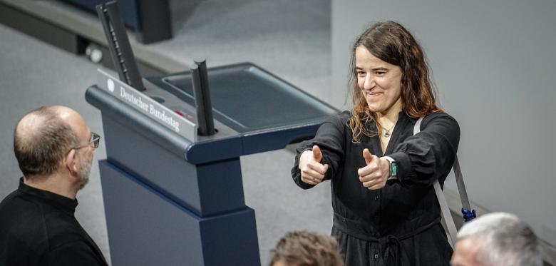 Erste Gehörlose Abgeordnete Hält Rede Im Bundestag Und Bekommt Besonderen Applaus