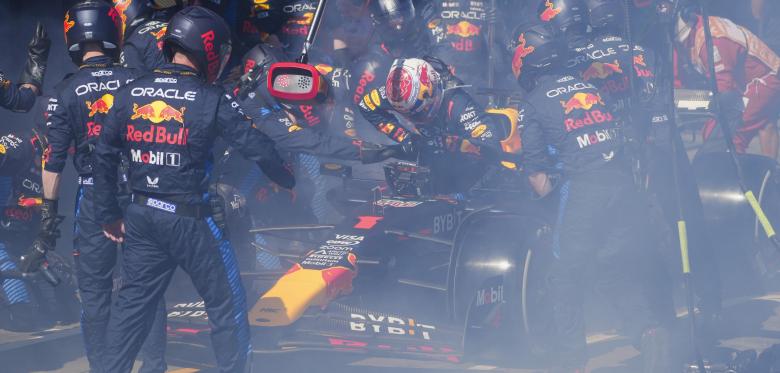 Verstappen Desaster – In Melbourne Schlagen Flammen Aus Dem Wagen