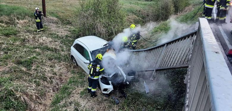 Feuerwehr Spricht Von „osterwunder“ – Brückengeländer Durchbohrt Auto, Fahrerin überlebt