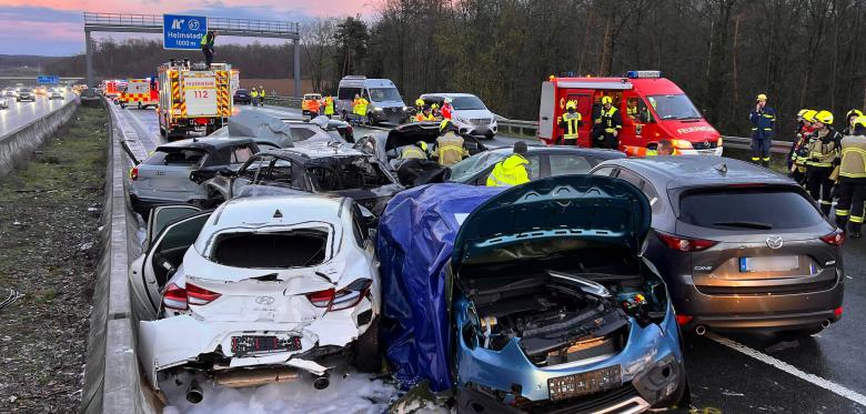 Zwei Tote Bei Massenkarambolage Mit 40 Fahrzeugen