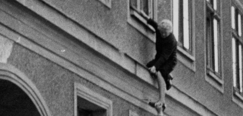 Als Die Ddr Polizisten Zugreifen Wollten, Sprang Oma Vom Fenster