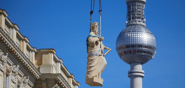 Acht Juden Am Berliner Stadtschloss, Die Deutschlands Linke Gerade In Den Wahnsinn Treiben