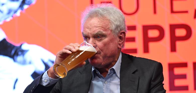 Sepp Maier Weint Und Gönnt Sich Einen Schluck Weißbier