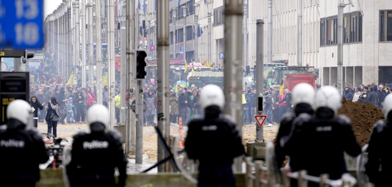 Bauernproteste Schlagen In Gewalt Um – Polizei Setzt Tränengas Und Wasserwerfer Ein