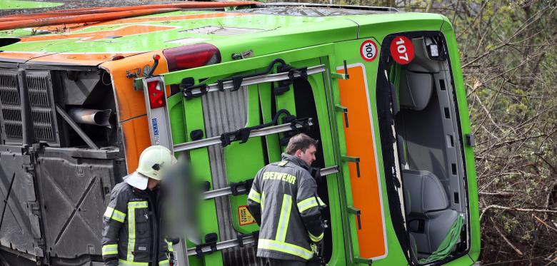 „der Bus Ist Auf Die Seite Geschleudert Worden“