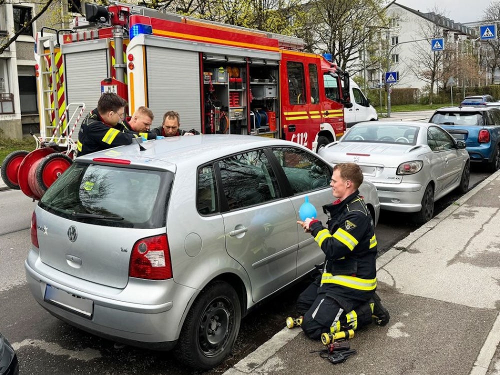 Milbertshofen: Feuerwehr Befreit Kleinkind Aus Auto