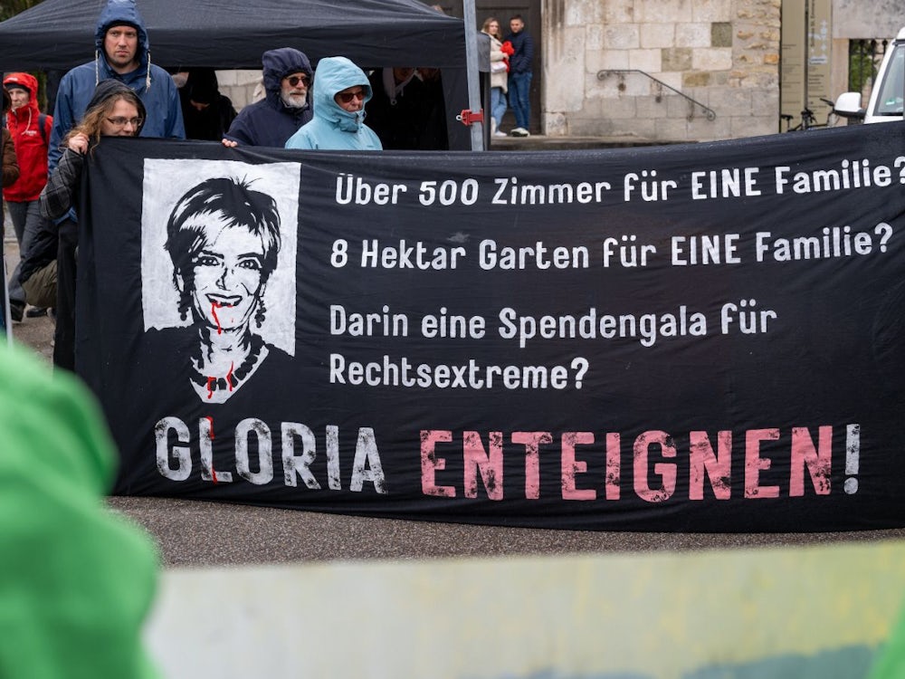 Protest Gegen Gloria Fürstin Von Thurn Und Taxis: Demonstration Vor Schloss Emmeram