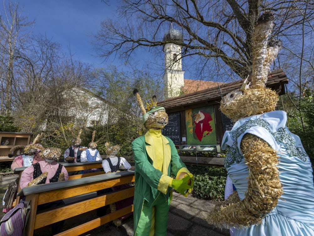 Osterschmuck: Froschkönig In Der Häschenschule