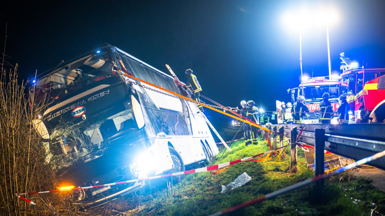 Schweres Busunglück Mit Mehr Als 20 Verletzten Auf A44 In Nrw