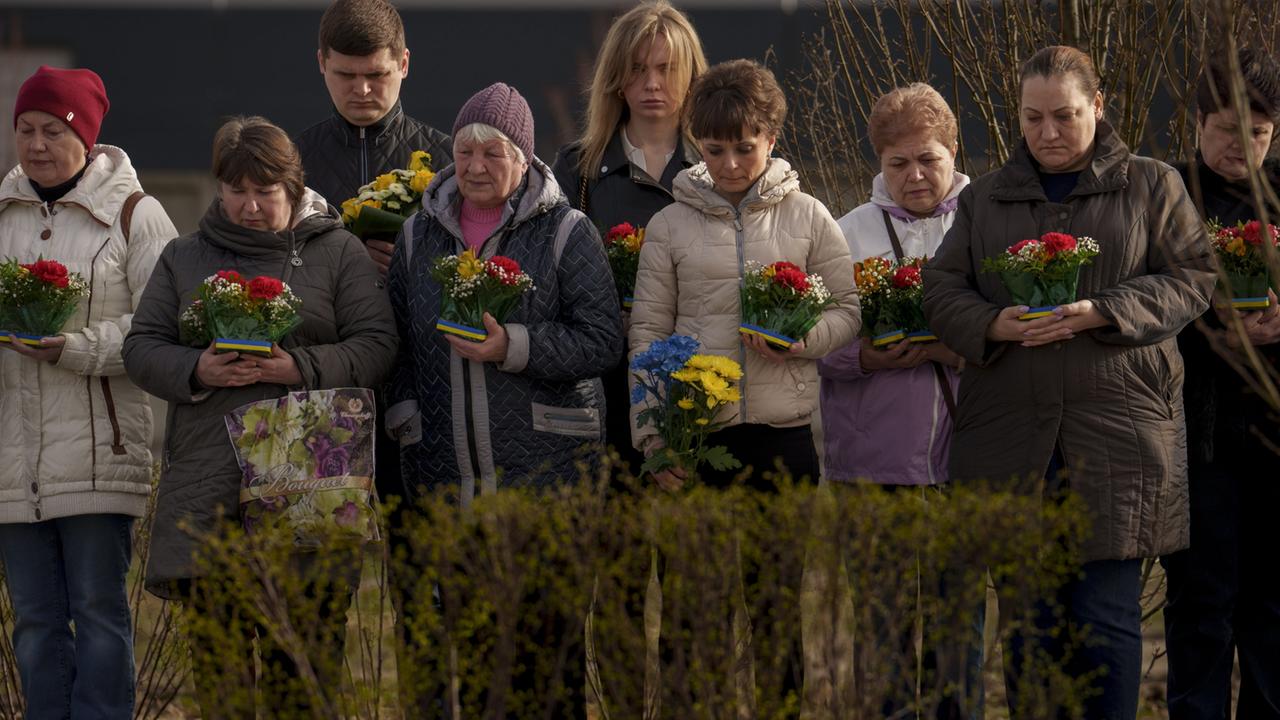 Selenskyj Erinnert An Die Opfer Von Butscha