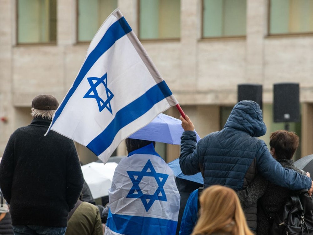 Augsburg: Flüchtiger Angeklagter Nach Schändung Von Israel Flagge Gefasst