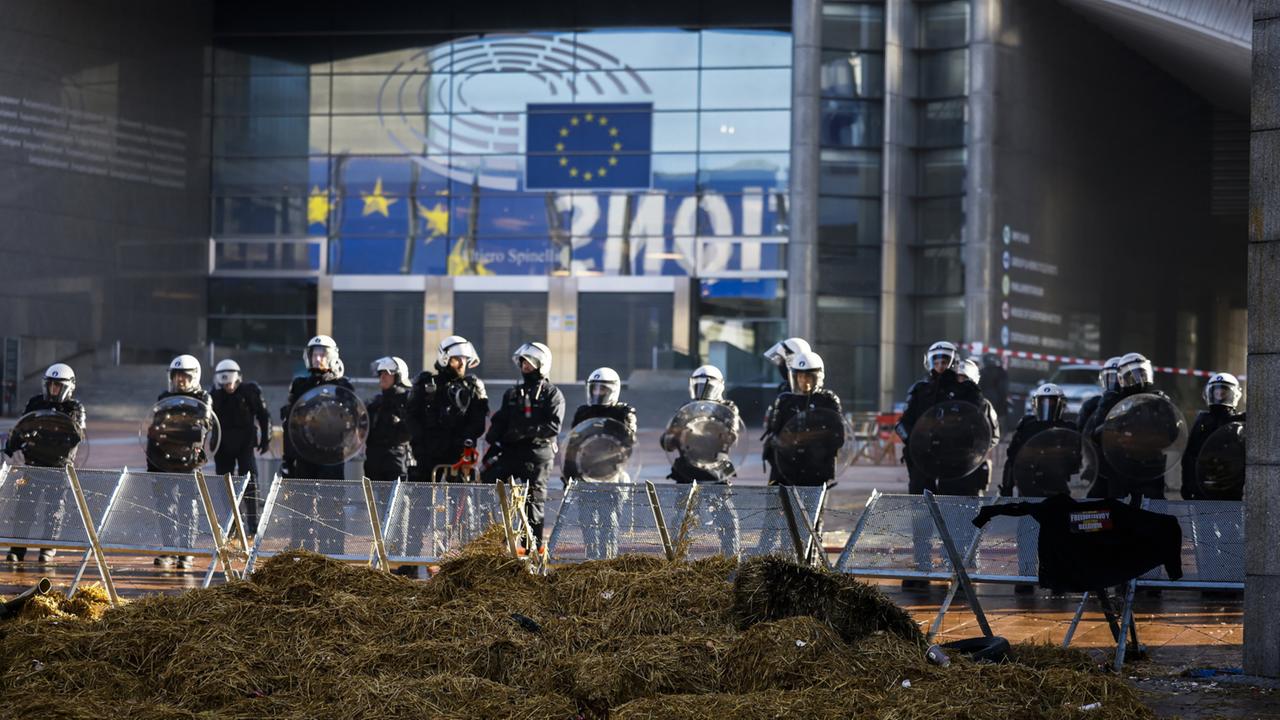 Eu Gipfel In Brüssel: Bauernwut, Waffenhilfe, Erweiterungspläne