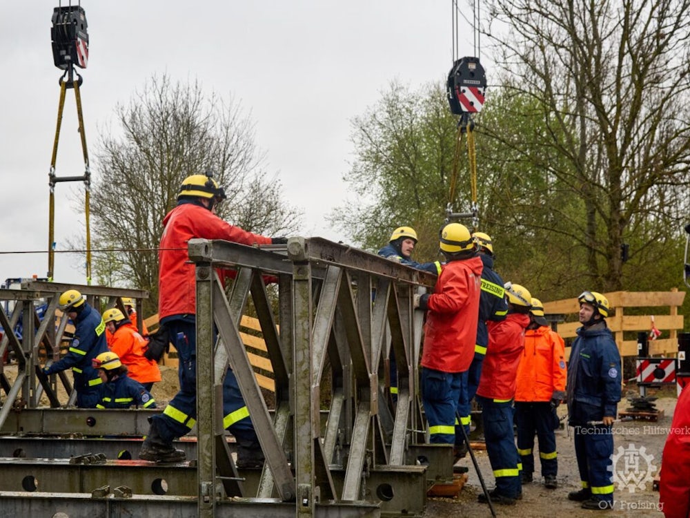 Hallbergmoos: Brückenbauer Im Landkreis Einsatz