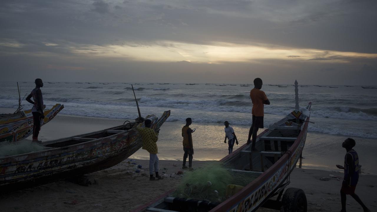 Fehlende Perspektiven Im Senegal: Das Sterbende Fischerdorf Fass Boye