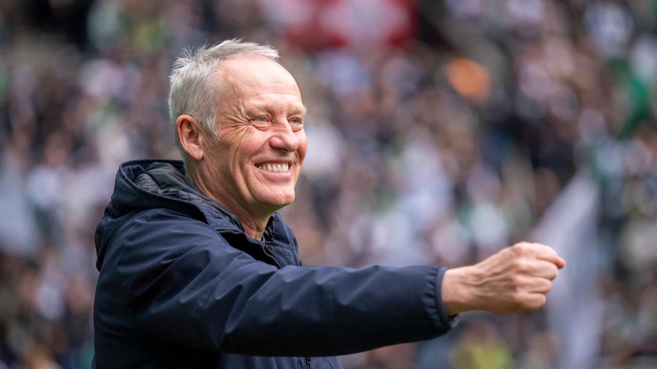 Christian Streich Jubelt Bei Sieg Des Sc Freiburg In Gladbach