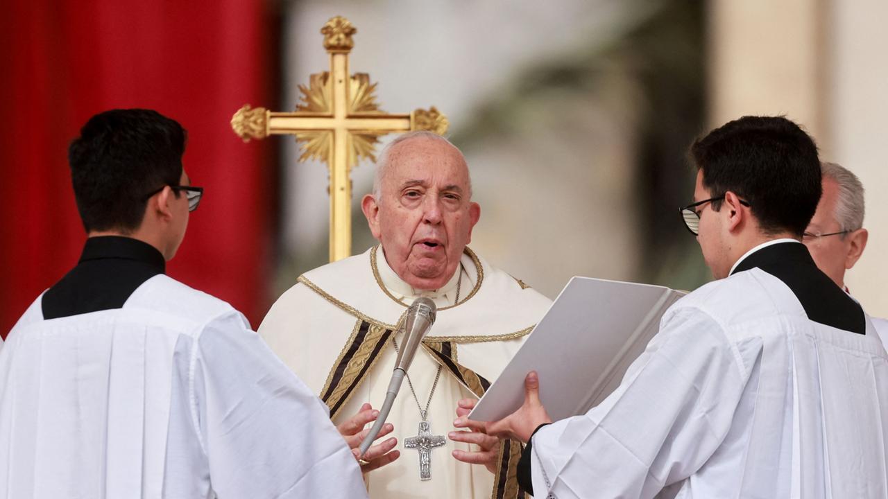 Papst Franziskus Leitet Ostermesse Auf Dem Petersplatz