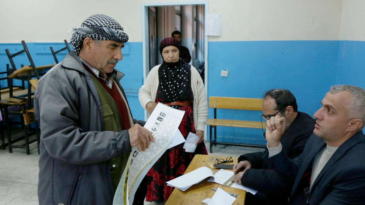 Türkei Wählt Kommunalpolitiker Tödlicher Streit Im Südosten