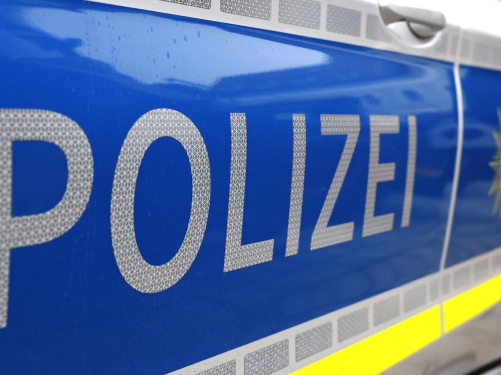 Polizei Dorfen Sucht Zeugen: Audi Mit Roter Farbe Besprüht