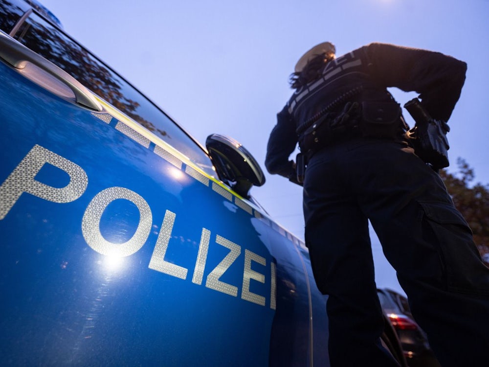 Polizeibericht: Stein Trifft Fahrendes Auto