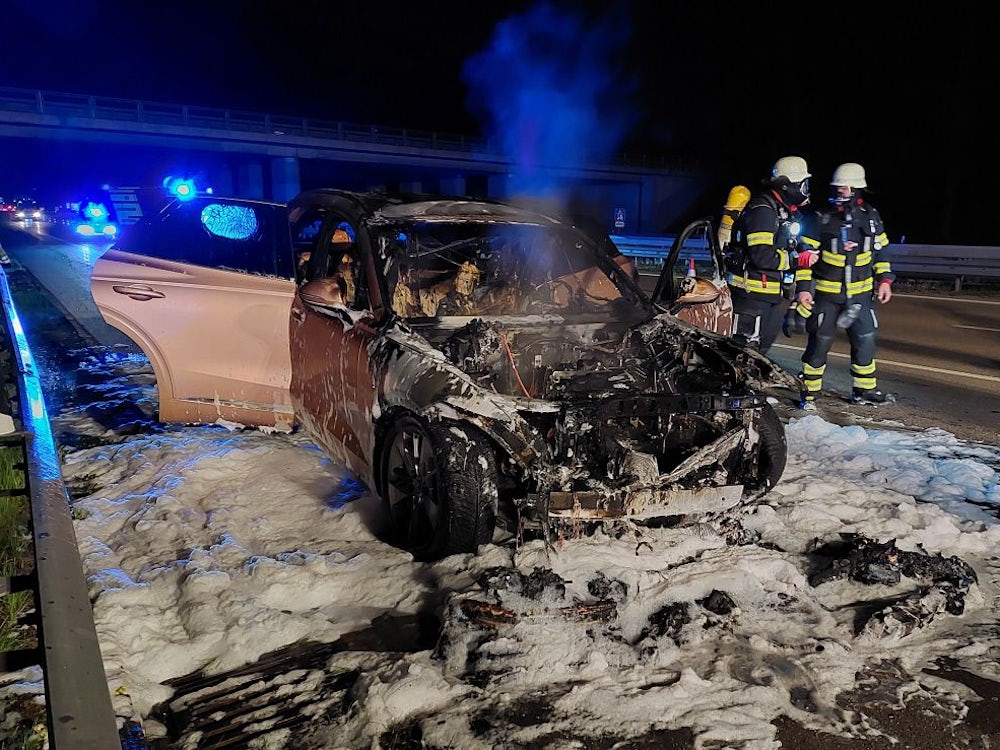 Feuerwehr: E Auto Brennt Auf Autobahn Komplett Aus