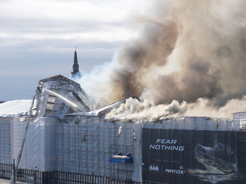 Dänemark: Historische Börse In Kopenhagen Steht In Flammen