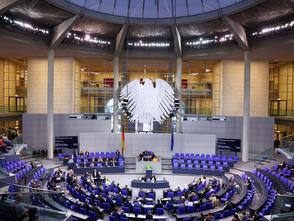 Migrationspolitik: Bundestag Beschließt Bezahlkarte Für Asylbewerber