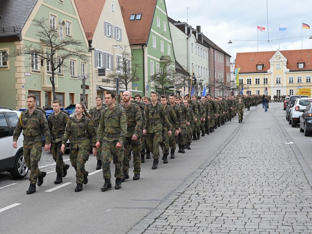 Mitten In Fürstenfeldbruck: Marsch Durch Die Stadt