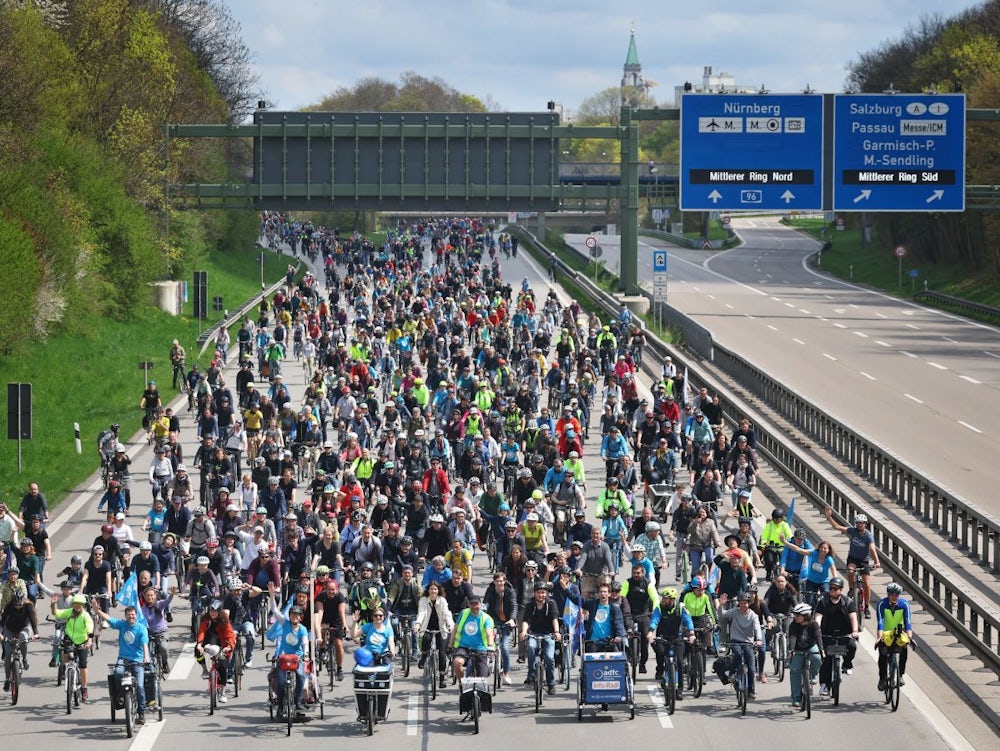 Sternfahrt Des Adfc: Mit Dem Radl über Die A95 Zum Königsplatz