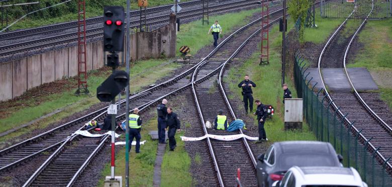 Aktivisten Blockieren Mercedes Werk – Bahnstrecke Zeitweise Gesperrt