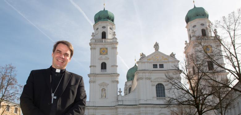 Bischof Bricht Bei Witz Im Ostergottesdienst Wiederholt In Lachen Aus