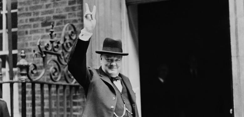 Selbst Churchill Zeigte Aus Versehen Die Beleidigende Form Seiner Berühmten Geste