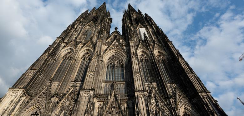 Schwere Verletzung – Englischer Fußball Fan In Köln Von Kehrmaschine Erfasst