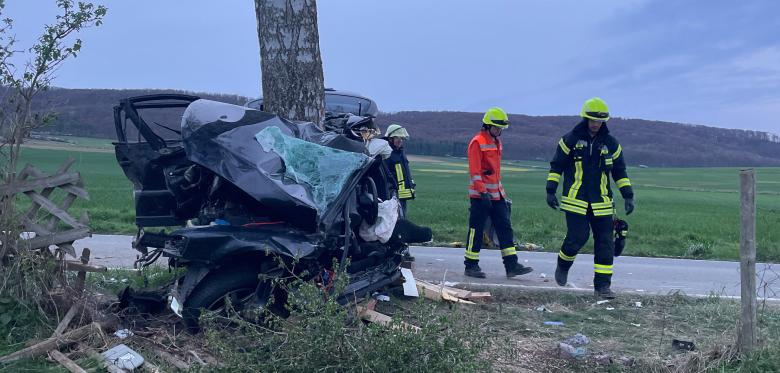 Drei Junge Erwachsene Sterben Bei Autounfall – Zwei Weitere Schwer Verletzt