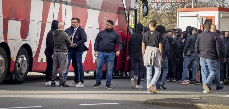 Nach Historischer Pleite Halten Ajax Fans Den Teambus Auf