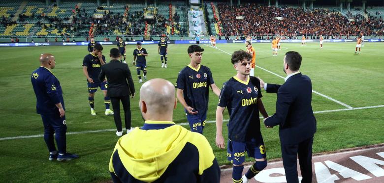 Eklat Im Türkischen Supercup – Fenerbahce Provoziert Spielabbruch Nach Galatasaray Tor