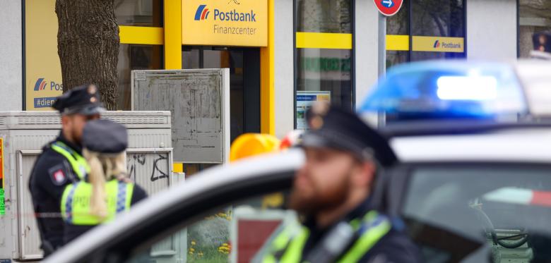 Geldautomaten Sprenger Lassen Sprengstoff In Postbankfiliale Zurück