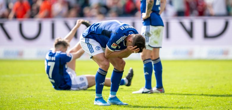 Schalke Verspielt Mit Eigentor Den Sieg In Hannover