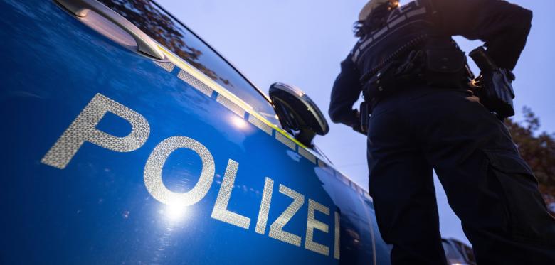 Junge Männer Prügeln Auf Passanten Ein – Mordkommission Ermittelt