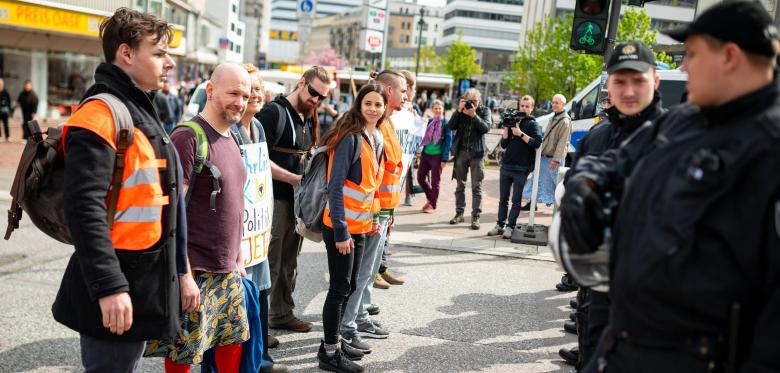 „letzte Generation“ Versucht Es Mit Neuer Taktik – Proteste In Zwei Großstädten