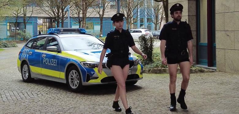 Bayerns Polizei Dreht Ohne Hosen Video Und Klagt über Fehlende Kleidung